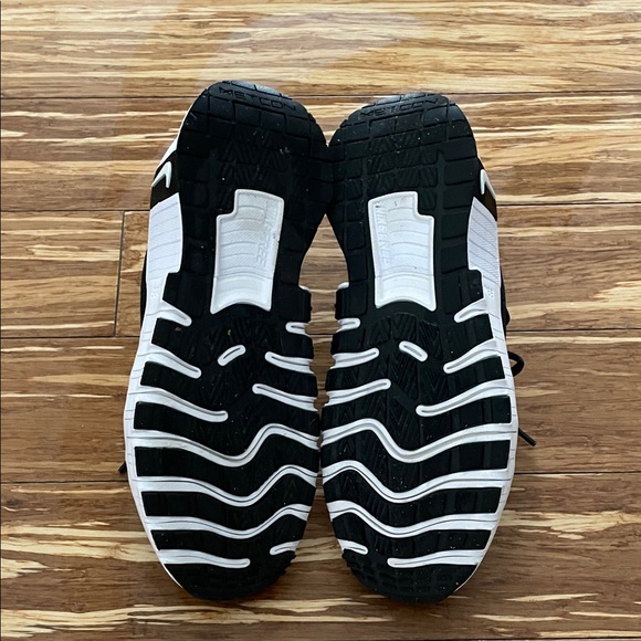 Nike Black and White Athletic Shoes - Picture 4 of 5